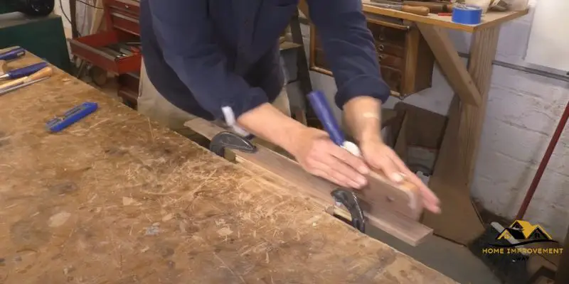 How to Cut a Groove in Wood by Hand