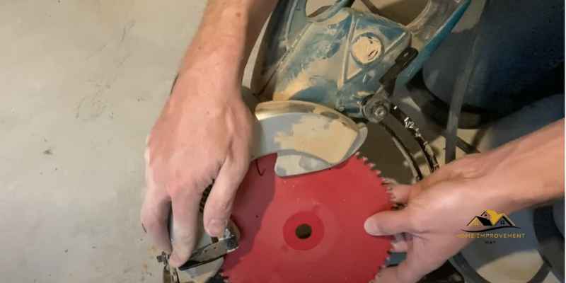 Are Circular Saw Blades Reverse Threaded